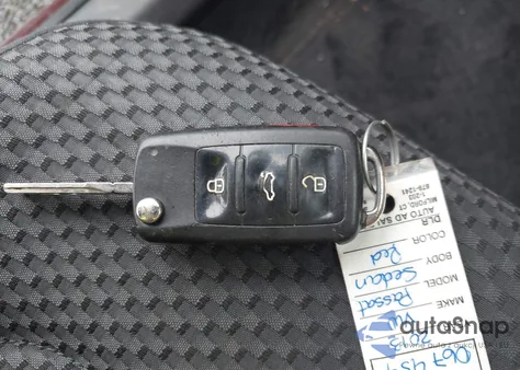 2013 Volkswagen Passat 2.5L S z USA, uszkodzony, nr VIN 1VWAP7A35DC067454